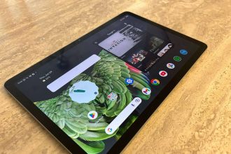 google-pixel-tablet-angle-home-screen